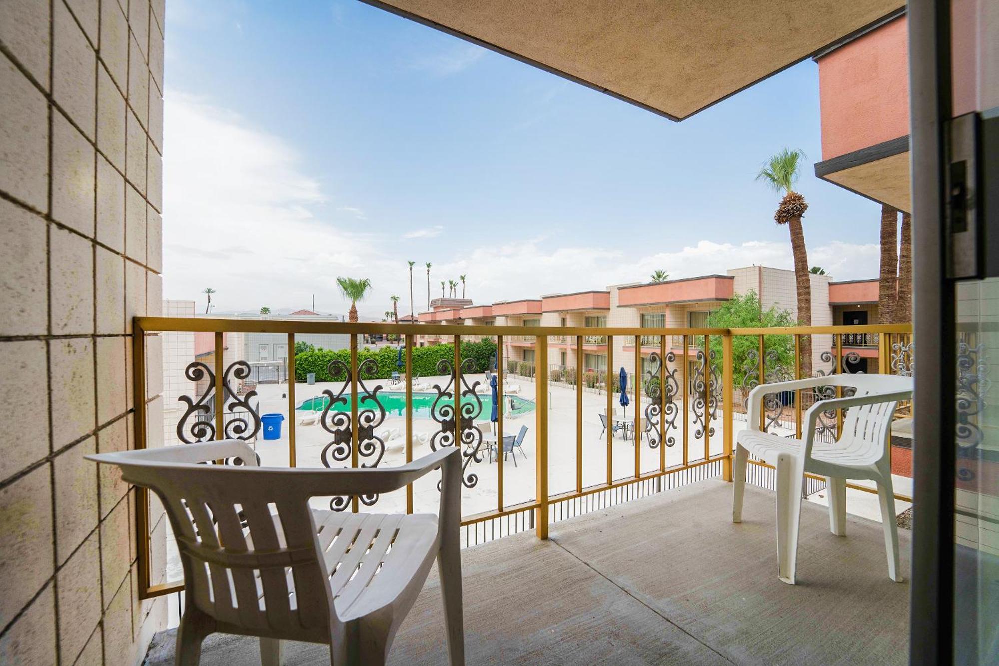 Royal Plaza Inn Indio Exterior photo