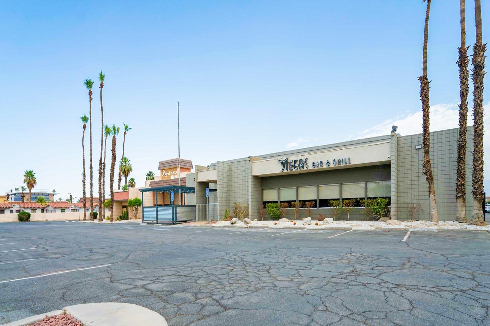 Royal Plaza Inn Indio Exterior photo