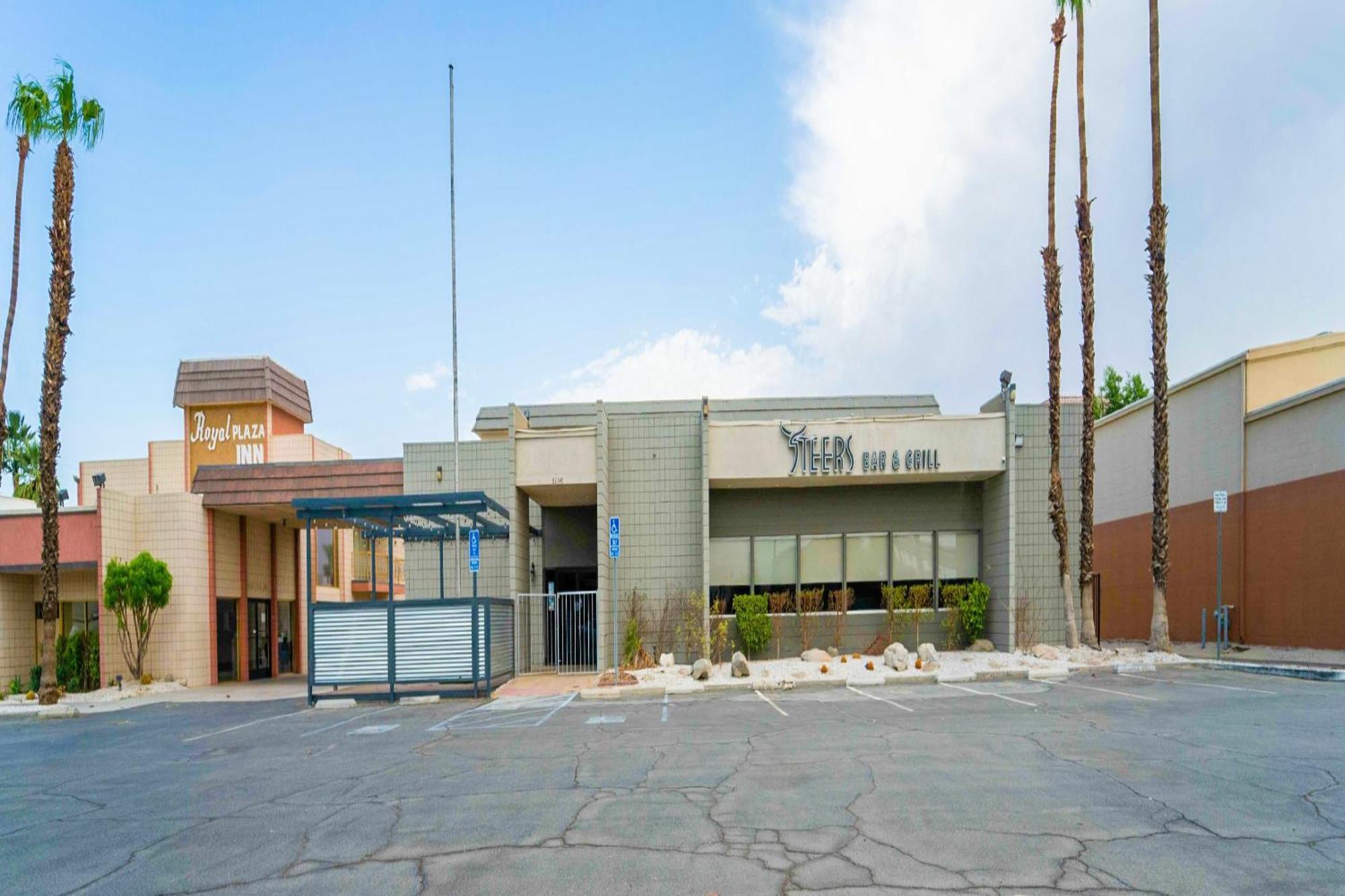 Royal Plaza Inn Indio Exterior photo